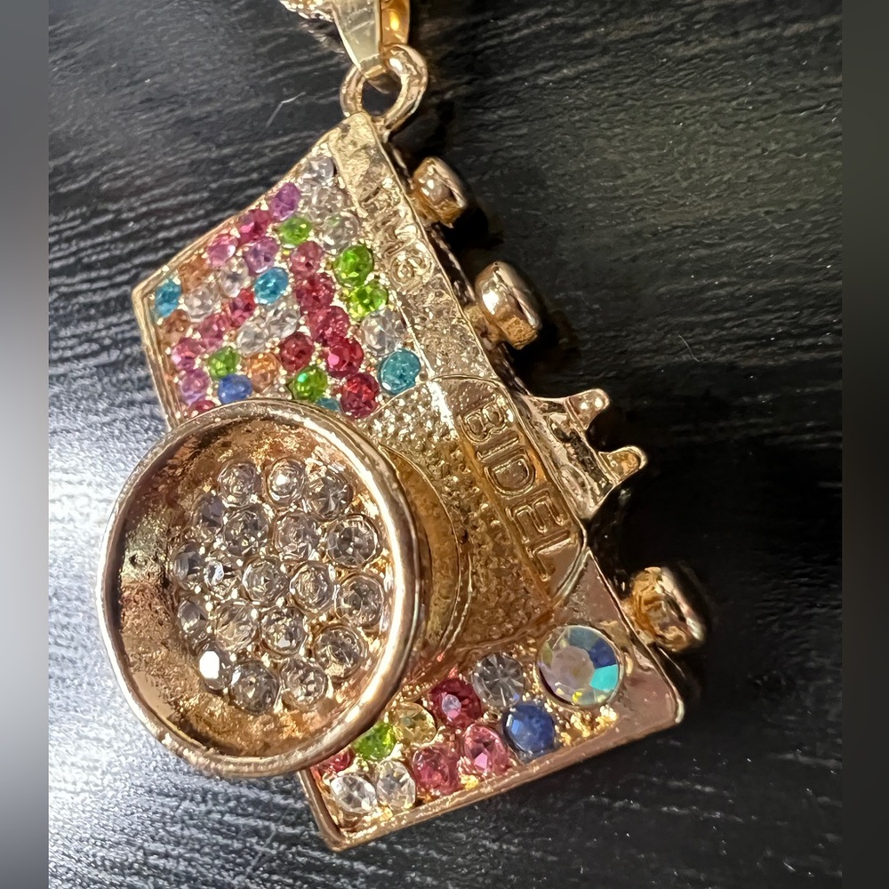 πΈ NWT! Multi Color Rhinestone Camera Necklace - Picture 2 of 7